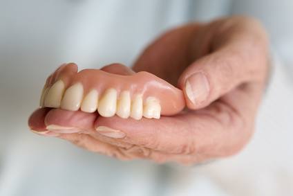 Blanchir les dents d’une prothèse dentaire?